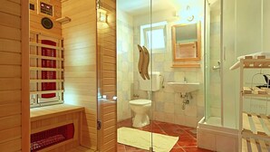 Combined shower/bathtub, towels - Snug Villa in Motovun With Swimming Pool (Karojba)