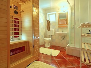 Combined shower/tub, towels