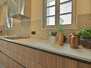 Wasserkocher mit Kaffee-/Teezubehör, Kühlschrank, Mikrowelle, Ofen