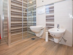 Apartment | Bathroom | Shower, towels
