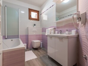Combined shower/tub, towels - Nice Holiday Home With Private Pool, Near Labin and the Beaches of Rabac (Sveta Nedelja)