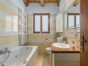 Cottage | Bathroom | Hair dryer, towels