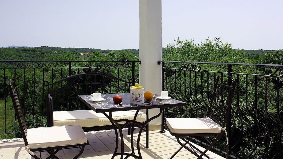 Adorable Villa With Pool & Covered Terrace Surrounded by Nauture