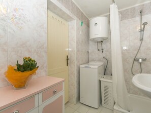 Shower, towels - Cozy Seaside Holiday Home in Koromacno (Rasa)