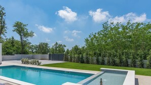 Outdoor pool - Deluxe Villa in Porec With Wellness Centre & Pool (Porec)