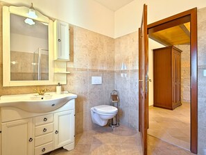 House | Bathroom | Combined shower/tub, towels