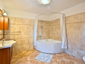 House | Bathroom | Combined shower/tub, towels