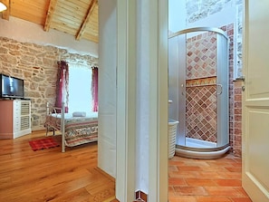 Villa | Bathroom | Combined shower/tub, towels