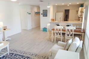 Dining - Beachview Beachin`: The Perfect Pool & Beach Vacation Destination! Sleeps 8! (Navarre)