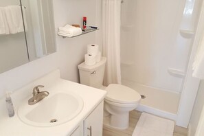 Combined shower/bathtub, hair dryer, towels