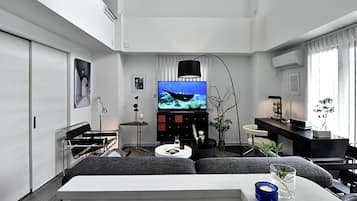 Habitación (Type C, 1001) | Zona de estar | Una televisión de pantalla plana