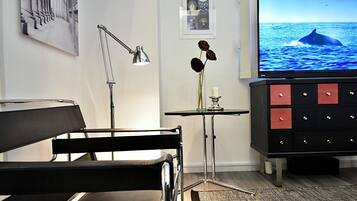 Habitación (Type C, 1001) | Zona de estar | Una televisión de pantalla plana