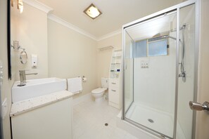 Haartrockner, Handtücher, Seife, Toilettenpapier