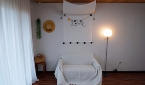 TwinRoom 'THREE' | Oleskelualue | Taulutelevisio
