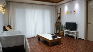 FamilyRoom 'DOUBLE' | Living area | Flat-screen TV