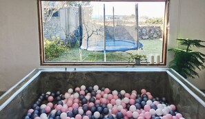 Zona de juegos infantil cubierta