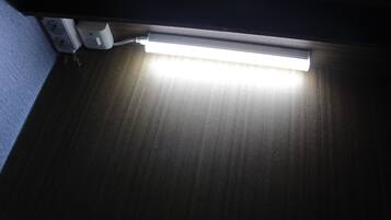 Eine Leuchtstofflampe unter einer dunkel gefärbten Decke.