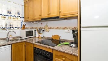 Frigorífico, microondas, horno y placa de cocina