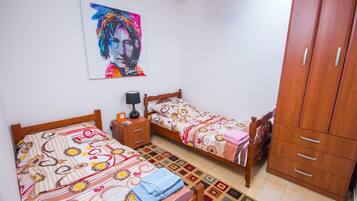 2 bedrooms, iron/ironing board, WiFi