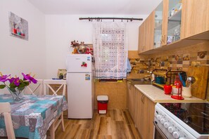 Kjøleskap, mikrobølgeovn, ovn og kokeplater