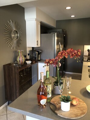 Fridge, microwave, oven, stovetop - WOW RENN! BEAUTIFUL 1 BED/1 BATH CONDO WITH MOUNTAIN VIEWS AND WALKABLE TO TOWN! (Palm Springs)