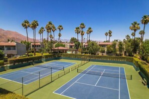 Sport court - WOW RENN! BEAUTIFUL 1 BED/1 BATH CONDO WITH MOUNTAIN VIEWS AND WALKABLE TO TOWN! (Palm Springs)