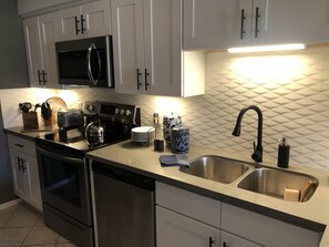 Fridge, microwave, oven, stovetop - WOW RENN! BEAUTIFUL 1 BED/1 BATH CONDO WITH MOUNTAIN VIEWS AND WALKABLE TO TOWN! (Palm Springs)