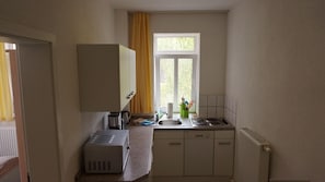 Kühlschrank, Mikrowelle, Herdplatte, Geschirrspüler