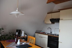 Kühlschrank, Mikrowelle, Herdplatte, Wasserkocher mit Kaffee-/Teezubehör