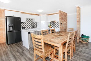 Appartement, 2 chambres | Repas dans la chambre