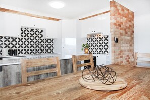 Appartement, 2 chambres | Restauration dans la chambre