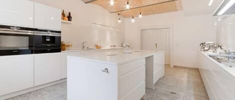 Kjøleskap, mikrobølgeovn, ovn og oppvaskmaskin