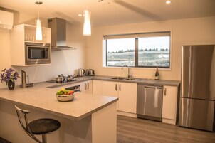Refrigerador con freezer, microondas, horno, placa de cocina