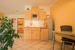 Kühlschrank, Mikrowelle, Herdplatte, Geschirrspüler