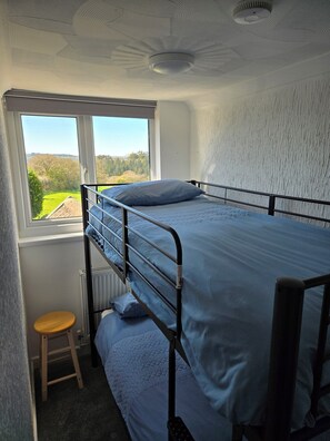 2 bedrooms, iron/ironing board, WiFi
