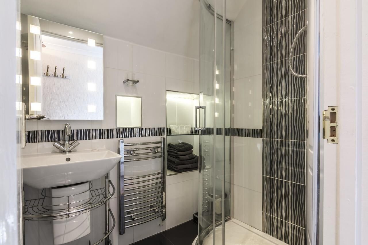 Bruser, hårtørrer, håndklæder, Sæbe