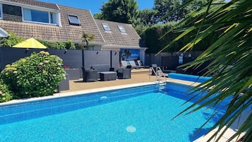 Utomhuspool och uppvärmd pool