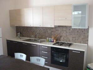 Fridge, dishwasher, coffee/tea maker, toaster