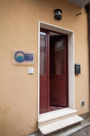 Exterior detail - Apartment 'Eutimo' with washing machine and dishwasher (Locri)