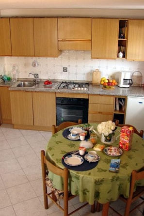 Frigorifero, forno, macchina per tè/caffè, tostapane
