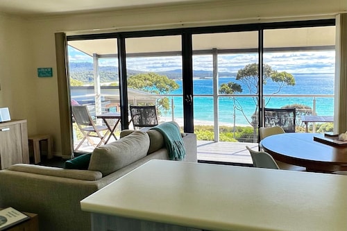 BINALONG BAY COTTAGE 2 bedrooms, 2 bathrooms, amazing views of Binalong Bay