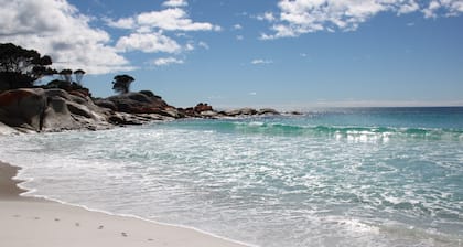 BINALONG BAY COTTAGE 2 bedrooms, 2 bathrooms, amazing views of Binalong Bay