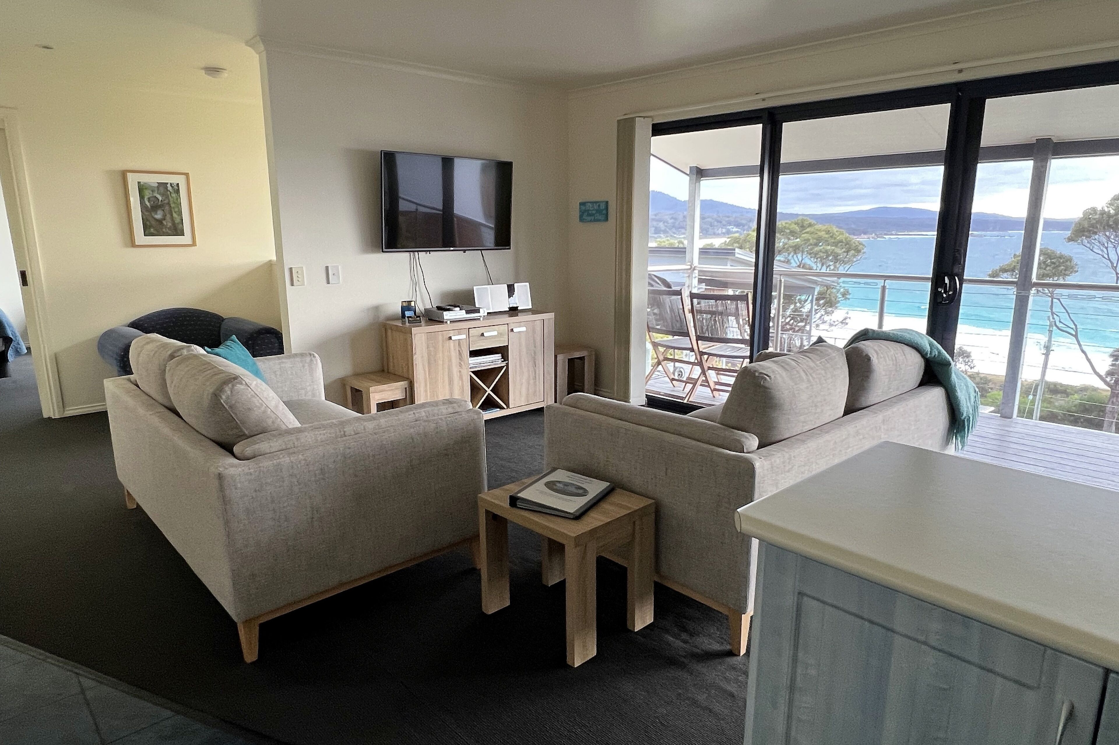 Smart-tv, boeken en een stereo