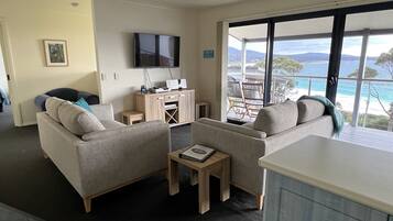 Smart-tv, boeken en een stereo