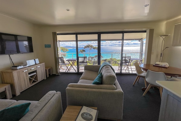 Smart TV, books, stereo