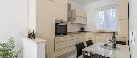Fridge, microwave, stovetop, dishwasher