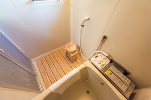 Apartment | Badezimmer | Badewanne und Dusche (separat), Komfortbadewanne, Haartrockner