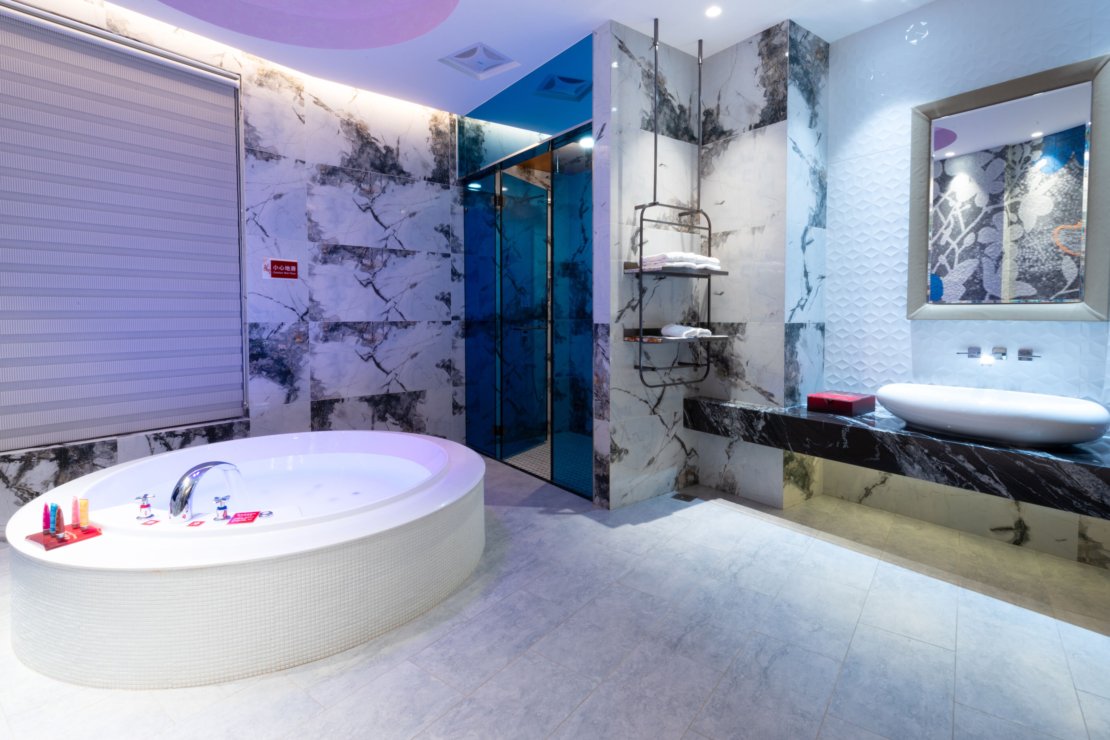 淋浴/盆浴组合、旋水按摩花洒、吹风机、拖鞋