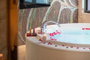 淋浴/浴缸二合一、水療按摩蓮蓬頭、吹風機、拖鞋