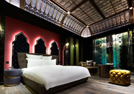 Minibar, escritorio, cortinas blackout y wifi gratis